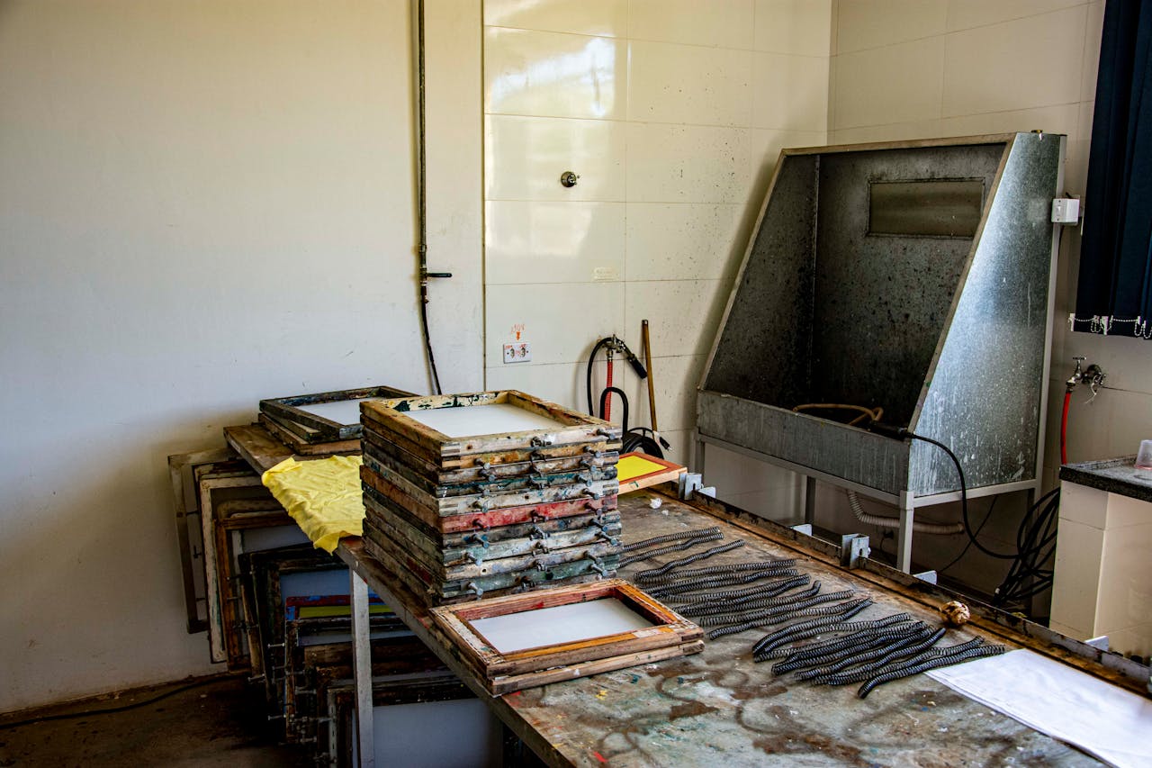 About Stacked papermaking frames in an educational workshop in Apucarana, Brazil.